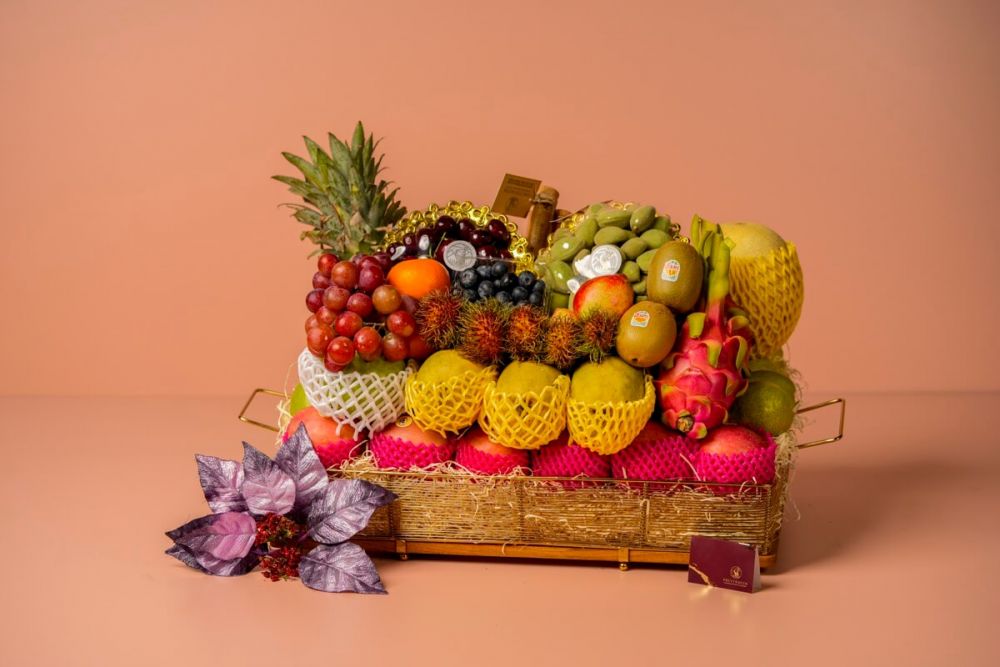 Fresh Imported Sweet Fruit and Treats Gift Hamper 